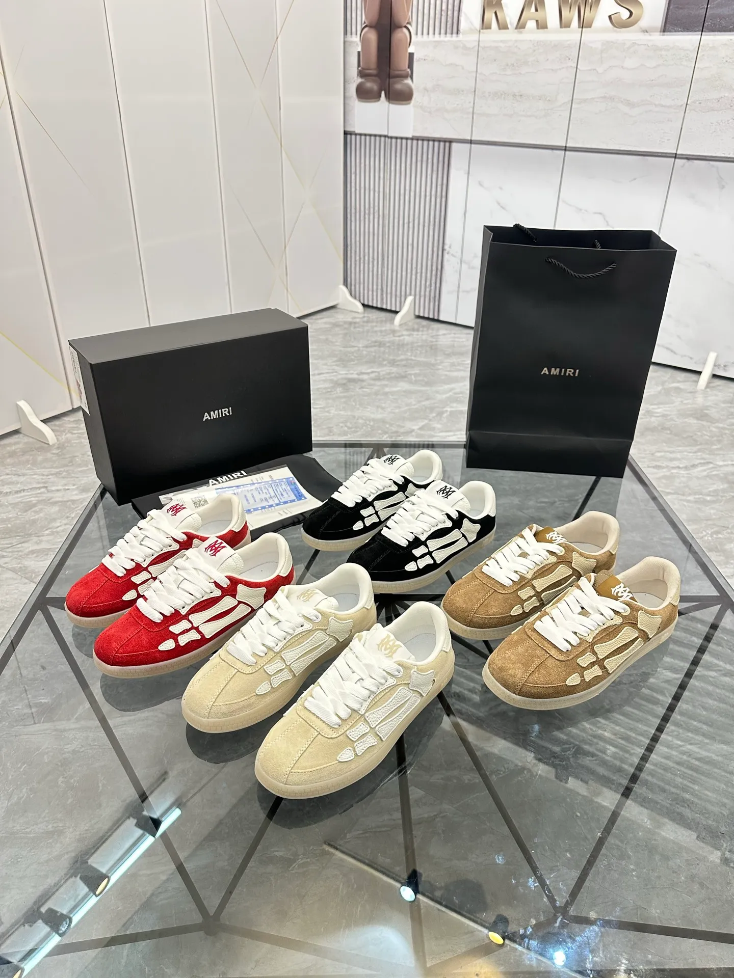 Men's shoes: 💰P600¥ Top quality in Guangzhou Product trademark: AMIRI* "Amir*" low-top casual shoes Regular size: 39-44 (can be customized to 45) Product material: Upper imported first-layer cowhide spliced ​​nubuck leather, breathable lining, original outsole. Number: 525